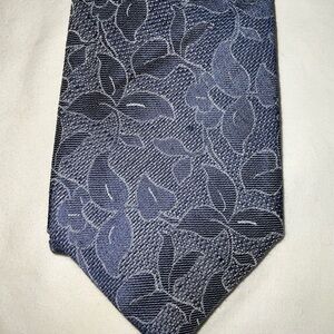 Chaps Gray Men’s Neck Tie with Design. NWT.